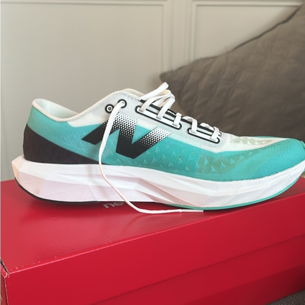 NIB New Balance FuelCell Pulse v1 - Men Sz 8/ Womens sz 9.5